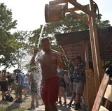 Der ursprünglich als Mutprobe gemeinte Eiswasser-Eimer an der Sauna Bar wird während der Hitzewelle zum echten Dauerbrenner...oder vielmehr Dauerkühler!?