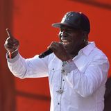 Dancehall Reggae Legende Barrington Levy bringt das Publikum vor der Orangen Bühne trotz Hitzewelle zum Tanzen. Der Altmeister hat von Snoop Dog bis Beenie Man eigentlich mit allen zusammengearbeitet, die Rang und Namen haben. Leider macht er, wie viele jüngere Reggae und Hip Hop Künstler, mehr Show und Mitmachspielchen als einfach mal ein paar Lieder am Stück zu spielen,