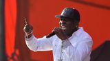 Dancehall Reggae Legende Barrington Levy bringt das Publikum vor der Orangen Bühne trotz Hitzewelle zum Tanzen. Der Altmeister hat von Snoop Dog bis Beenie Man eigentlich mit allen zusammengearbeitet, die Rang und Namen haben. Leider macht er, wie viele jüngere Reggae und Hip Hop Künstler, mehr Show und Mitmachspielchen als einfach mal ein paar Lieder am Stück zu spielen,