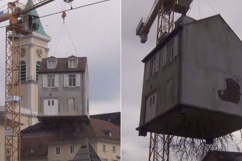 Umzug mal anders: Kran hebt Haus in die Lüfte