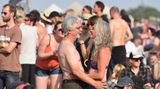 Roskilde hält jung – die Menschen und die Liebe. Obwohl in diesem Jahr mit dem Festival-Sonntag auch gleich der freie Eintritt für Menschen über 60 in Roskilde abgeschafft wurde, gibt es immer noch zahlreiche Besucher älteren Semesters. Die meisten haben sich wahrscheinlich schon immer ein vier Tages-Ticket gekauft oder ehrenamtlich mitgearbeitet.