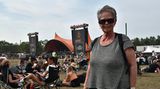 Anne-Grethe (68) ist seit Anfang an dabei. 44 Jahre haben sie und ihre Familie ehrenamtlich auf dem Roskilde Festival gearbeitet. Während ihre Mutter mit stolzen 72 Jahren dem Festival den Rücken zu wandte will sie weitermachen bis sie 74 wird. Das erste noch "kommerzielle" Fantasy Festival im Jahre 1971 hatte sie noch ausgelassen. Zwei Schüler aus dem Ort wollten damals "ihre" Musik nach Seeland bringen, doch ihr Kopenhagener Kompagnon brannte mit der Kasse durch. Im darauf folgenden Jahr begann die Geschichte des  eigentlichen Roskilde Festivals. Zunächst als Versuch das örtliche – ebenfalls in die roten Zahlen geratene – Volksfest zu retten. Da war die damals vierundzwanzigjährige Anne-Grethe schon mit von der Partie.