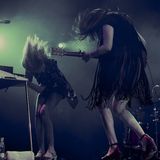 Die Schwestern Klara (*1993) und Johanna (*1990) Söderberg von "First Aid Kit" machen seit 2007 professionell Country Musik. Beim diesjährigen Polar Music Prize in Stockholm spielten sie ihre Hommage  "Emmylou"  zu Ehren der diesjährigen Preisträgerinnen – Evelyn Glennie und Emmylou Harris. Am Samstag in der fast gänzlich gefüllten Arena (max. 17.000)  spielten sie den Song als Zugabe nach einem fast 90-minütigem Konzert, bei dem sie bewiesen, dass sie mit ihrem zweistimmigen Gesang nicht nur zu tränen rühren sondern auch kraftvoll rocken können.