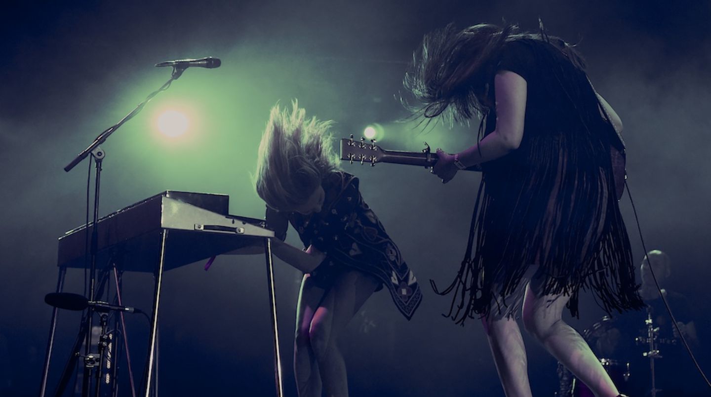 Die Schwestern Klara (*1993) und Johanna (*1990) Söderberg von "First Aid Kit" machen seit 2007 professionell Country Musik. Beim diesjährigen Polar Music Prize in Stockholm spielten sie ihre Hommage  "Emmylou"  zu Ehren der diesjährigen Preisträgerinnen – Evelyn Glennie und Emmylou Harris. Am Samstag in der fast gänzlich gefüllten Arena (max. 17.000)  spielten sie den Song als Zugabe nach einem fast 90-minütigem Konzert, bei dem sie bewiesen, dass sie mit ihrem zweistimmigen Gesang nicht nur zu tränen rühren sondern auch kraftvoll rocken können.