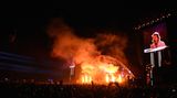 Paul McCartney, der absolute Headliner des diesjährigen Festivals lässt es spätestens beim James Bond Titelsong "Live And Let Die" wie gewohnt so richtig krachen. Dabei fand der 73- jährige bei fast jedem Song des über zweieinhalbstündigen Konzerts einen guten Anlass in die Seiten – respektive in die Tasten zu hauen. Nur zu Anfang des Konzerts  schienen die mitreisenden Tontechniker die ausgezeichnete Anlage der Orange Stage gewaltig zu unterschätzen – Oder wollten sie etwa die Ohren der zahlreichen Tageskartenbesitzer langsam an die Festival Lautstärke gewöhnen? Wie dem auch sei nach den ersten vier bis fünf Songs stimmte der Pegel wieder und die weit über 60.000 Besucher konnten bei fast jedem Song aus vollem Halse mitsingen ohne Gefahr zu laufen, den einzig wahren Macca zu übertönen.
