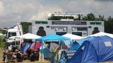 Das "Clean & Silent" Camp am südlichen Rand des Geländes ist es nur von 22 bis 10 Uhr wirklich silent. Dazwischen werden auch hier gern mal die ganz großen Geschütze aufgefahren, wie der Mobile Musikkampfwagen einer dänischen Bierfirma, einem der wenigen kommerziellen Sponsoren des Non-Profit Festivals.
