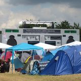 Das "Clean & Silent" Camp am südlichen Rand des Geländes ist es nur von 22 bis 10 Uhr wirklich silent. Dazwischen werden auch hier gern mal die ganz großen Geschütze aufgefahren, wie der Mobile Musikkampfwagen einer dänischen Bierfirma, einem der wenigen kommerziellen Sponsoren des Non-Profit Festivals.