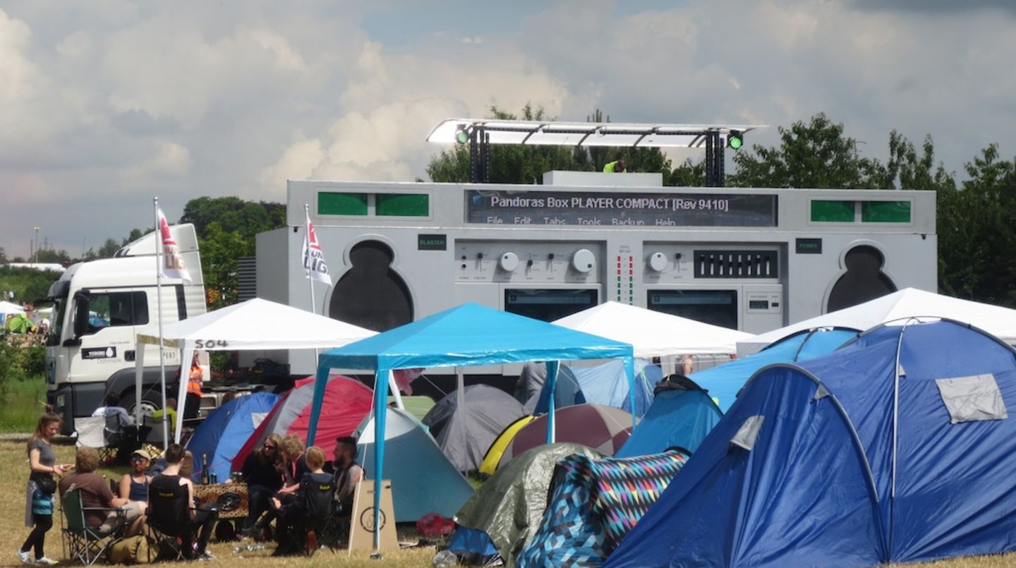 Das "Clean & Silent" Camp am südlichen Rand des Geländes ist es nur von 22 bis 10 Uhr wirklich silent. Dazwischen werden auch hier gern mal die ganz großen Geschütze aufgefahren, wie der Mobile Musikkampfwagen einer dänischen Bierfirma, einem der wenigen kommerziellen Sponsoren des Non-Profit Festivals.