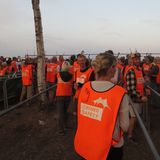 Nicht nur Damon Albarn mit dem "Africa Express" musste von der Bühne getragen werden... Auch ein Teil der Festival Besucher ist mit dem Ende des Roskilde Festivals 2015 überhaupt nicht einverstanden. Traditionell wird stundenlang weitergemacht, indem die Feierwütigen mit Stöcken, Zeltstangen und allem auffindbaren gegen alles trommeln was Lärm macht. Zwischedurch applaudieren Crowd Safety und Publikum sich gegenseitig – wobei ja generell nur die orangene Weste darüber entscheidet auf welcher Seite des Zauns man sich zu diesem Zeitpunkt befindet. Entweder man hat gerade Schicht oder eben nicht.