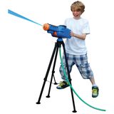 Eine riesige Wasserpistole auf einem Stativ