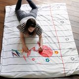 Bettzeug mit Stiften bemalen