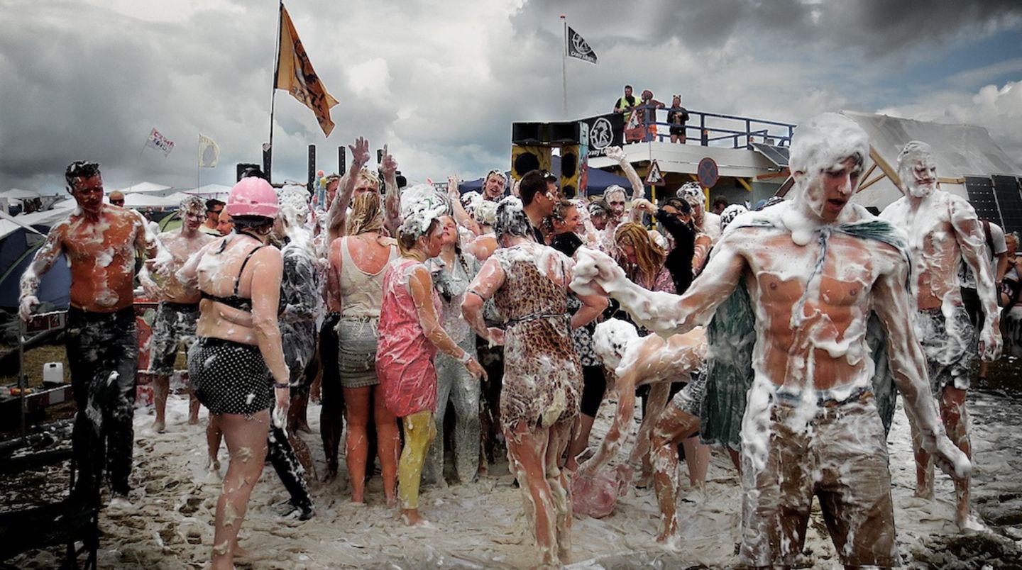 Roskilde Festival 2015: Seit 1972 hat das Roskilde Festival über € 30 Millionen (2013 waren es etwa € 26,4 Millionen) für wohltätige Zwecke eingespielt. Die Gewinne fließen an den seit 1930 aktiven und 1965 gegründeten Roskildefonds (später Roskilde Festival Foundation). Der gemeinnützige Verein entscheidet darüber, wohin die Gelder fließen und wie sie verteilt werden. Ärzte ohne Grenzen, Amnesty International, Human Rights Watch, Safe the Children, War Victims in Iraque und der Worls Wildlife Fond gehören zu den bekannteren Empfängern. Seit einigen Jahren kann auch das Publikum Vorschläge einreichen und zum Teil mitbestimmen an wen Teile der Gelder fließen sollen. Im vergangenen Jahr wurden über 300 Einsendungen von vier Freiwilligen gesichtet und sechs Empfänger von insgesamt € 67.114,- ausgewählt. Bei diesen handelt sich um Hilfseinrichtungen für junge Menschen in Dänemark und Indien. Deren Angebote reichen von Sicherheit für junge Menschen im Nachtleben, einen Treffpunkt für einsame junge Menschen über Hilfe für Jugendliche mit Behinderungen, den Kindern von Alkoholikern und Opfer häuslicher Gewalt bis zu einem Dorf für Weisenmädchen in Indien. Seit 1972 hat das Roskilde Festival über € 30 Millionen (2013 waren es etwa € 26,4 Millionen) für wohltätige Zwecke eingespielt. Die Gewinne fließen an den seit 1930 aktiven und 1965 gegründeten Roskildefonds (später Roskilde Festival Foundation). Der gemeinnützige Verein entscheidet darüber, wohin die Gelder fließen und wie sie verteilt werden. Ärzte ohne Grenzen, Amnesty International, Human Rights Watch, Safe the Children, War Victims in Iraque und der Worls Wildlife Fond gehören zu den bekannteren Empfängern. Seit einigen Jahren kann auch das Publikum Vorschläge einreichen und zum Teil mitbestimmen an wen Teile der Gelder fließen sollen. Im vergangenen Jahr wurden über 300 Einsendungen von vier Freiwilligen gesichtet und sechs Empfänger von insgesamt € 67.114,- ausgewählt. Bei diesen handelt sich um Hilfseinrichtungen für junge Menschen in Dänemark und Indien. Deren Angebote reichen von Sicherheit für junge Menschen im Nachtleben, einen Treffpunkt für einsame junge Menschen über Hilfe für Jugendliche mit Behinderungen, den Kindern von Alkoholikern und Opfer häuslicher Gewalt bis zu einem Dorf für Weisenmädchen in Indien.