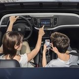 Das optionale Panorama-Glas-Dach lässt viel Licht hinein.