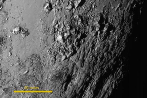 Nahaufnahme der Pluto-Oberfläche mit auffälliger Bergformation