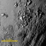 Nahaufnahme der Pluto-Oberfläche mit auffälliger Bergformation