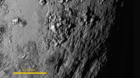 Nahaufnahme der Pluto-Oberfläche mit auffälliger Bergformation