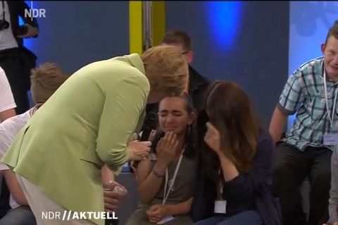 Angela Merkel tröstet Flüchtlingsmädchen Reem: Siehat offenbar gute Chancen, mit ihrer Familie in Deutschland bleiben zu können.