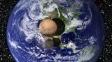 Pluto und Charon montiert vor eine blaue Erdkugel