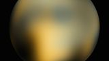 Eine unscharfe, gelbliche Aufnahme der Pluto-Kugel