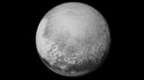 Die Pluto-Kugel in einer Schwarz-Weiß-Aufnahme