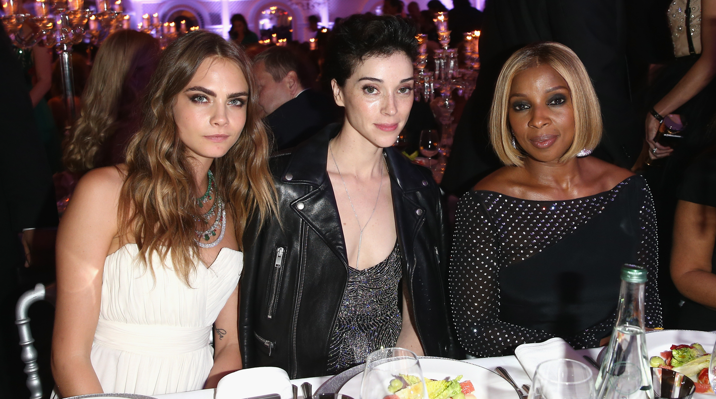 Freunde und Familie des Models: Seit mehreren Monaten soll Cara Delevingne mit der Sängern Annie Clark (32, M.), besser bekannt unter dem Künstlernamen "St. Vincent", zusammen sein. Das Foto wurde bei einer Party während der Filmfestspiele in Cannes gemacht, neben Delevingne und Clark sitzt Mary J Blige. Seit mehreren Monaten soll Cara Delevingne mit der Sängern Annie Clark (32, M.), besser bekannt unter dem Künstlernamen "St. Vincent", zusammen sein. Das Foto wurde bei einer Party während der Filmfestspiele in Cannes gemacht, neben Delevingne und Clark sitzt Mary J Blige.