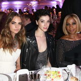 Seit mehreren Monaten soll Cara Delevingne mit der Sängern Annie Clark (32, M.), besser bekannt unter dem Künstlernamen "St. Vincent", zusammen sein. Das Foto wurde bei einer Party während der Filmfestspiele in Cannes gemacht, neben Delevingne und Clark sitzt Mary J Blige.
