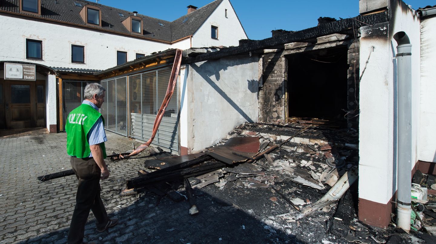 Der Brandanschlag wurde an zwei Eingängen zur Asylunterkunft gelegt