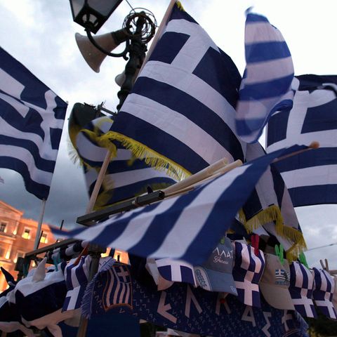 Griechische Fahnen wehen auf dem Syntagma-Platz vor dem Parlamentsgebäude in Athen.