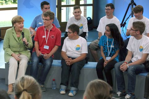 Kanzlerin Angela Merkel diskutiert in Rostock mit Kindern und Jugendlichen