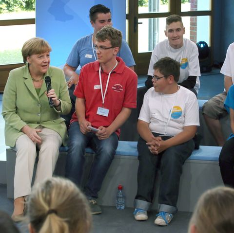 Kanzlerin Angela Merkel diskutiert in Rostock mit Kindern und Jugendlichen