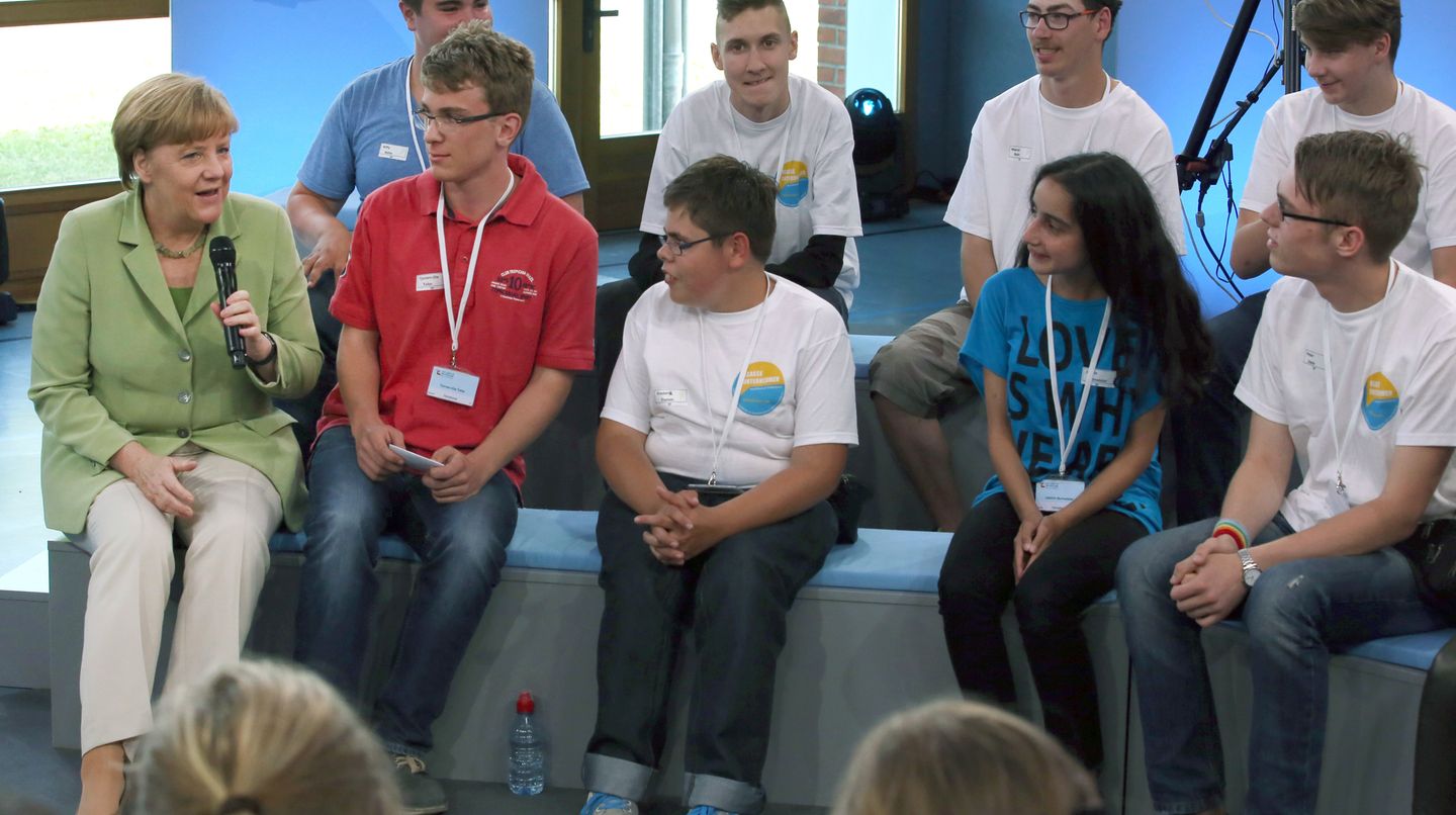 Kanzlerin Angela Merkel diskutiert in Rostock mit Kindern und Jugendlichen