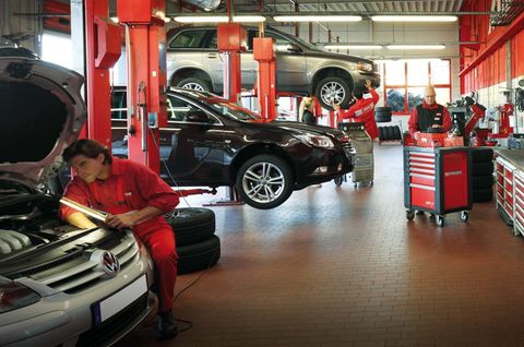 Kfz-Mechaniker bei der Arbeit: Beim Gebrauchtwagen ist nicht jede Reparatur notwendig.