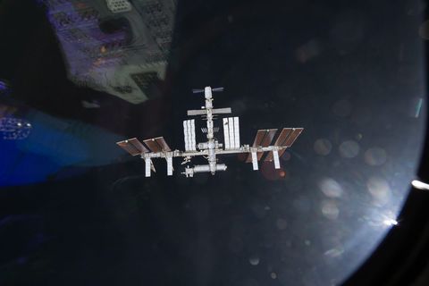 Die Internationale Raumstation im Orbit über der Erde