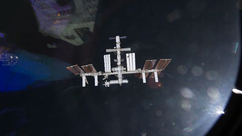 Die Internationale Raumstation im Orbit über der Erde