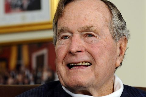 Muss vorerst eine Halskrause tragen: George Bush senior