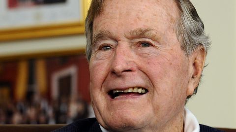 Muss vorerst eine Halskrause tragen: George Bush senior