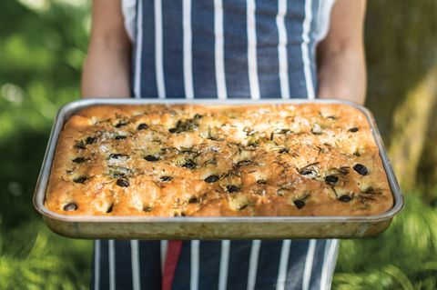 Mädchen mit Focaccia-Blech