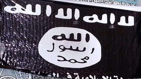 Die Flagge der Terrormiliz Islamischer Staat in einer Moschee im irakischen Mosul