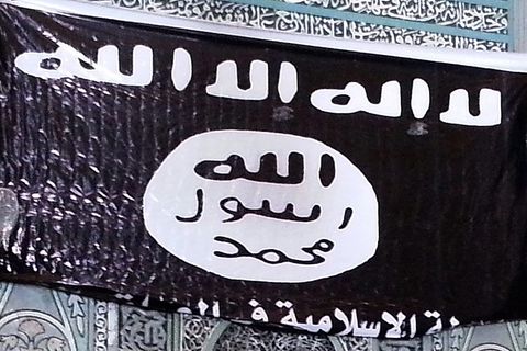 Die Flagge der Terrormiliz Islamischer Staat in einer Moschee im irakischen Mosul