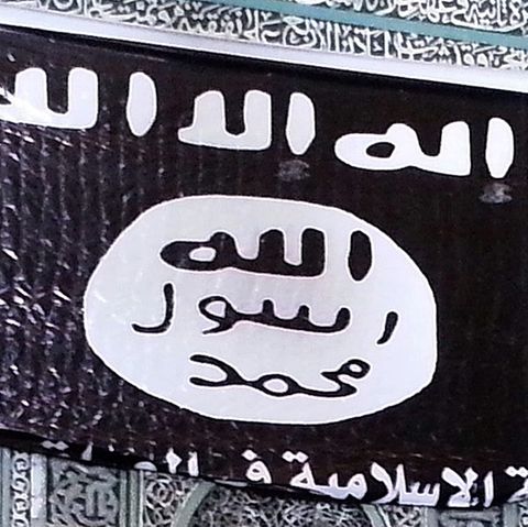 Die Flagge der Terrormiliz Islamischer Staat in einer Moschee im irakischen Mosul