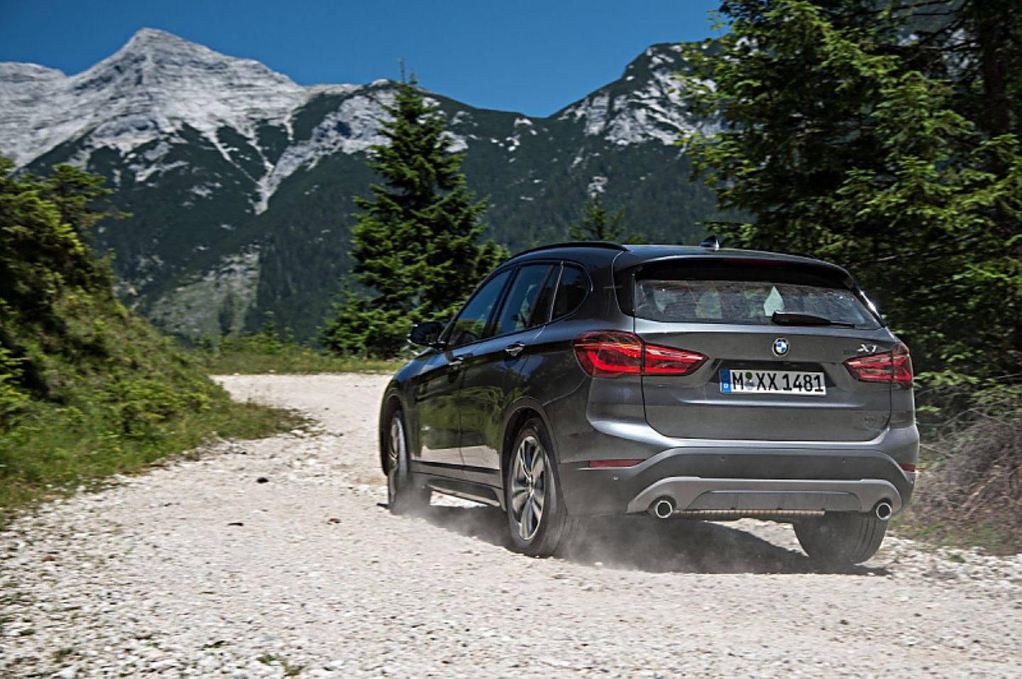 BMW X1 xDrive 25i - Dank Allradantrieb geht es kraftvoll bergan