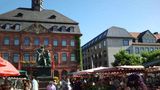 Hanau  "Es gibt keinen schöneren Ort, um das Wochenende einzuläuten: Am Samstagvormittag entspannt über den Hanauer Wochenmarkt rund um das Brüder-Grimm-Denkmal schlendern, ein frisches Croissant vom Franzosen essen, einen Kaffee bei "Luigi" genießen und leckere Köstlichkeiten und frische Blumen für zuhause einkaufen...." , schreibt Userin madame-ours.      Hanau in der Karte der Lokalpatrioten aufrufen.