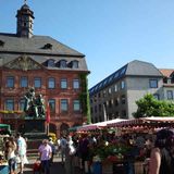 Hanau  "Es gibt keinen schöneren Ort, um das Wochenende einzuläuten: Am Samstagvormittag entspannt über den Hanauer Wochenmarkt rund um das Brüder-Grimm-Denkmal schlendern, ein frisches Croissant vom Franzosen essen, einen Kaffee bei "Luigi" genießen und leckere Köstlichkeiten und frische Blumen für zuhause einkaufen...." , schreibt Userin madame-ours.      Hanau in der Karte der Lokalpatrioten aufrufen.