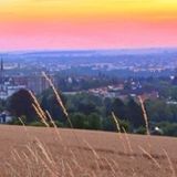 Hildesheim  "Wie der Name schon sagt: HildesHEIM. Heimatgefühl, weil du ohne einen Cent in der Tasche in die (einzige) Disco gehen kannst - und garantiert mindestens einen Bekannten triffst, der dir einen ausgibt. Weil du, selbst wenn du erst zu der Zeit losfährst, zu der du verabredet bist, garantiert nie mehr als 15 Minuten zu spät kommst. Und weil, wenn du jemanden kennengelernt hast, garantiert Papa oder Mama sagt: "Ach, da kenn' ich den Vater." Userin heiterle      Und wo liegt nun Hildesheim? Genau hier!