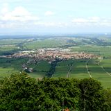 Edenkoben  "Die Landschaft, die Leute, der Haardtrand, die Pfalz - ich bin kein Pfälzer, aber seit ein paar Jahren hier ansässig - und wenn ich etwa von der anderen Seite des Rheins komme und ab Speyer so langsam auf den Haardtrand zufahre, die Antennen auf dem Weinbiet oder der Kalmit sehe, mir das Friedensdenkmal und die Villa Ludwigshöhe entgegen leuchten, dann habe ich das Gefühl von Heimat und freue mich."  User kaefer572      Edenkoben auf der Karte der Lokalpatrioten.