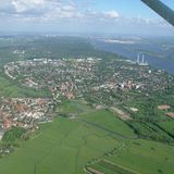 Wedel  "Wedel ist mein liebster Lieblingsort, weil dieses ruhige Fleckchen Erde, jedem der es besucht 'Fühle dich wie Zuhause' zuruft. Ob gemütlich an der Elbe spazieren, am Mühlenteich ein Eis essen, durch die Bahnhofstraße bummeln, in den umliegenden Baumschulen und Bauernhöfen frisch und bunt einkaufen oder mit der S-Bahn direkt in die aufregende Stadt Hamburg hineinfahren. Wedel strahlt Heimat aus. " Userin Fräulein Wunderlich     Ab nach Wedel auf der Karte der Lokalpatrioten.