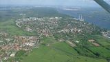 Wedel  "Wedel ist mein liebster Lieblingsort, weil dieses ruhige Fleckchen Erde, jedem der es besucht 'Fühle dich wie Zuhause' zuruft. Ob gemütlich an der Elbe spazieren, am Mühlenteich ein Eis essen, durch die Bahnhofstraße bummeln, in den umliegenden Baumschulen und Bauernhöfen frisch und bunt einkaufen oder mit der S-Bahn direkt in die aufregende Stadt Hamburg hineinfahren. Wedel strahlt Heimat aus. " Userin Fräulein Wunderlich     Ab nach Wedel auf der Karte der Lokalpatrioten.