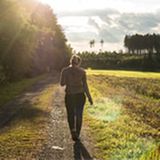 Wurlitz  "Wurlitz ist meine Heimat, dort bin ich aufgewachsen. Nicht nur bei meinen Eltern, sondern mit dem ganzen Dorf. Im Winter habe ich Schnee geschippt mit roten Apfelbäckchen beim Nachbarn, im Sommeregen getanzt mit den anderen Dorfkindern, das erste mal geküsst und in einem Heubett geschlafen. Noch heute sieht mich die Dorfälteste mit ihren Kieselaugen an, sitzend am Weiher und Lindenblüten zupfend." Userin  Mareike      Wurlitz in der Karte der Lokalpatrioten aufrufen.