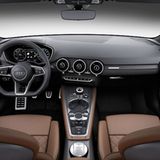 Das Cockpit ist sehr puristisch, da die Instrumente auf den Fahrer fokussiert sind