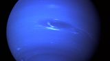 Die blaue Kugel des Neptun mit dem blauen Fleck eines großen Sturms